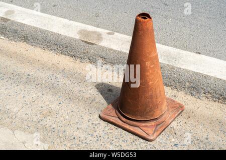 Il vecchio traffico coni, chiamato anche tralicci, streghe' cappelli, coni stradali, autostrada coni, coni di sicurezza, dispositivi channelizing, o coni di costruzione Foto Stock