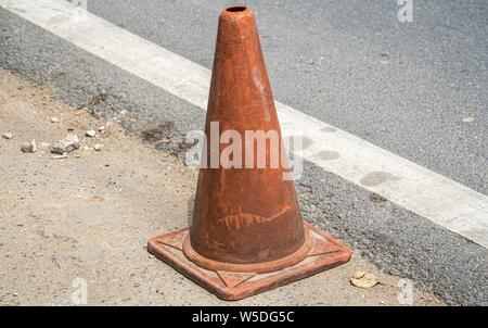 Il vecchio traffico coni, chiamato anche tralicci, streghe' cappelli, coni stradali, autostrada coni, coni di sicurezza, dispositivi channelizing, o coni di costruzione Foto Stock