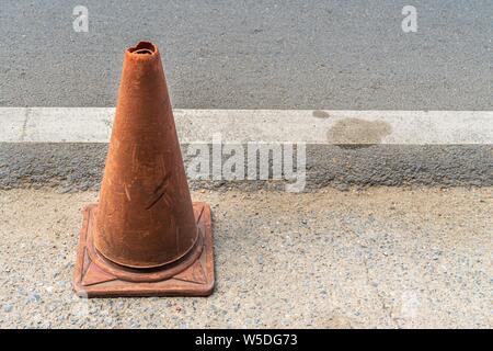 Il vecchio traffico coni, chiamato anche tralicci, streghe' cappelli, coni stradali, autostrada coni, coni di sicurezza, dispositivi channelizing, o coni di costruzione Foto Stock