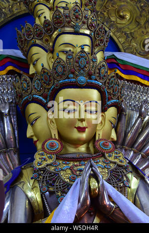 Signore statua di Avalokiteshvara, Buddista Tibetana Dio di compassione, adorna il Dalai Lama Temple (Tsuglakhang Tempio), Mcleodganj, India, Asia. Foto Stock
