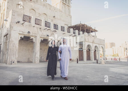 Coppia felice di trascorrere del tempo in Dubai. l uomo e la donna che indossa gli abiti tradizionali facendo shopping nella città vecchia Foto Stock