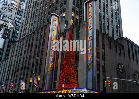 NEW YORK NEW YORK - Novembre 2018: la Radio City Music Hall di New York durante le vacanze. Foto Stock