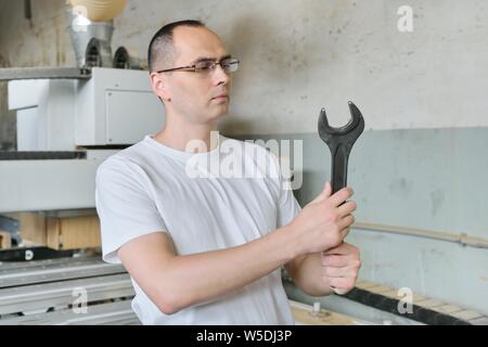 Ritratto di operaio industriale con l'attrezzo, operaio azienda o la chiave Foto Stock