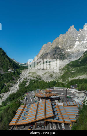 Ingresso principale del Traforo del Monte Bianco da parte italiana. Il Traforo del Monte Bianco è un tunnel autostradale in Europa sotto il Mont Blanc montagna delle Alpi Foto Stock