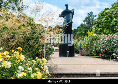 Il Bowes-Lyon Giardino di Rose, RHS Wisley, Royal Horticultural Society. Henry Moore scultura, il bordo del coltello. Inglese il giardino di rose. Foto Stock