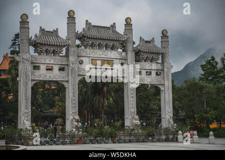 Cancello al Monastero Po Lin, Big Buddha, Hong Kong. Foto Stock