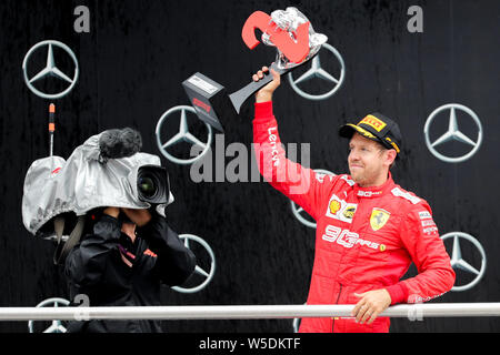 Hockenheim, Germania. 28 Luglio, 2019. Motorsport: il Campionato del Mondo di Formula 1, il Gran Premio di Germania. Sebastian Vettel dalla Germania del team Scuderia Ferrari il tifo per il suo secondo posto. Credito: Jan Woitas/dpa-Zentralbild/dpa/Alamy Live News Foto Stock