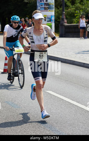Amburgo, Germania. 28 Luglio, 2019. Triathlon Ironman: World Series/Campionato Tedesco, donne: Susie Cheetham dalla Gran Bretagna attraversa il ponte lombardo. Credito: Georg Wendt/dpa Credito: dpa picture alliance/Alamy Live News/dpa/Alamy Live News Foto Stock