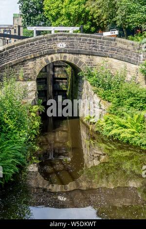 L Huddersfield narrow canal, slaithwaite, Huddersfield, West Yorkshire, Regno Unito. Foto Stock