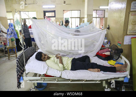 Dacca in Bangladesh. Il 28 luglio 2019. Un uomo soffre di febbre dengue ricevono un trattamento medico all'interno del 'haheed Suhrawardy' collega medico ospedale a Dhaka, Bangladesh, 28 luglio 2019. La dengue ha avuto una grave trasformare questo anno con un totale di 10,528 persone ottenere infettate con la zanzara per malattie finora. Questo è il numero di record di pazienti infetti con la malattia negli ultimi 18 anni in Bangladesh, secondo i dati della direzione generale di assistenza sanitaria. Credito: ZUMA Press, Inc./Alamy Live News Foto Stock