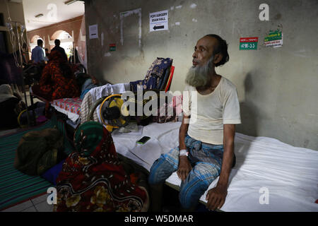 Dacca in Bangladesh. Il 28 luglio 2019. Un uomo soffre di febbre dengue ricevono un trattamento medico all'interno del 'haheed Suhrawardy' collega medico ospedale a Dhaka, Bangladesh, 28 luglio 2019. La dengue ha avuto una grave trasformare questo anno con un totale di 10,528 persone ottenere infettate con la zanzara per malattie finora. Questo è il numero di record di pazienti infetti con la malattia negli ultimi 18 anni in Bangladesh, secondo i dati della direzione generale di assistenza sanitaria. Credito: ZUMA Press, Inc./Alamy Live News Foto Stock