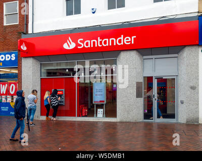 Una moderna branca della banca di Santander completamente ristrutturato nel 2019 in un North Yorkshire città mercato. Foto Stock