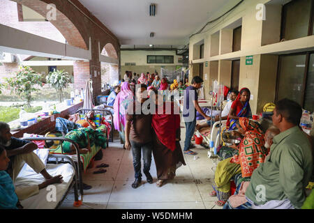 Dacca in Bangladesh. Il 28 luglio 2019. Popolo del Bangladesh soffrono di febbre dengue ricevono un trattamento medico all'interno del 'haheed Suhrawardy' collega medico ospedale a Dhaka, Bangladesh, 28 luglio 2019. La dengue ha avuto una grave trasformare questo anno con un totale di 10,528 persone ottenere infettate con la zanzara per malattie finora. Questo è il numero di record di pazienti infetti con la malattia negli ultimi 18 anni in Bangladesh, secondo i dati della direzione generale di assistenza sanitaria. Credito: ZUMA Press, Inc./Alamy Live News Foto Stock