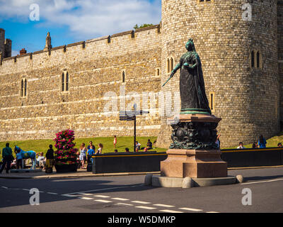 Il memorial statua della regina Vittoria di Inghilterra al di fuori del Castello di Windsor in Inghilterra Foto Stock