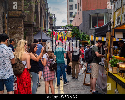 La folla degli acquirenti la navigazione meravigliosamente vivace Maltby street Ropewalk strada del mercato di Londra in una calda giornata estiva Foto Stock