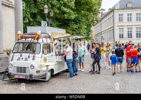 Ice Cream van in Brugges con persone in attesa di essere servito Foto Stock