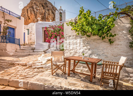 Tradizionale greco street nel centro della città al tramonto, Amorgos Island, Grecia. Foto Stock