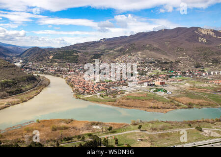 Paesaggio intorno alla chiesa ortodossa di Jvari, fiume e montagne vicino al villaggio Mtskheta. Foto Stock