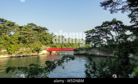 Ojima isola in città Matsushima. situato sull'altro lato di vermiglio-laccato Togetsu Bridge. Parte della famosa baia di Matsushima Foto Stock