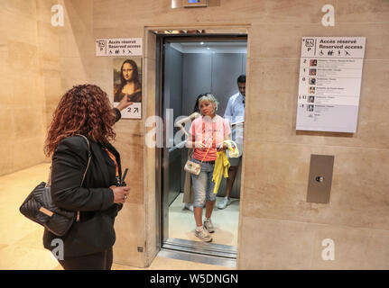 La Mona Lisa temporaneamente sul display nella Galerie MEDICIS Foto Stock