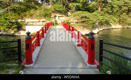 Ojima isola in città Matsushima. situato sull'altro lato di vermiglio-laccato Togetsu Bridge. Parte della famosa baia di Matsushima Foto Stock