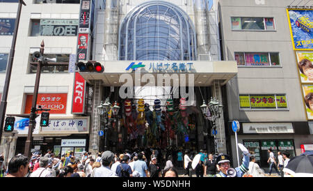 Sendai Tanabata Matsuri festival tutte le città di Sendai quartieri per lo shopping è riempito con elaborati elegante carta colorata e decorazioni di bambù Foto Stock