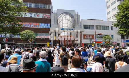 Sendai Tanabata Matsuri festival tutte le città di Sendai quartieri per lo shopping è riempito con elaborati elegante carta colorata e decorazioni di bambù Foto Stock