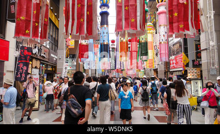 Sendai Tanabata Matsuri festival tutte le città di Sendai quartieri per lo shopping è riempito con elaborati elegante carta colorata e decorazioni di bambù Foto Stock