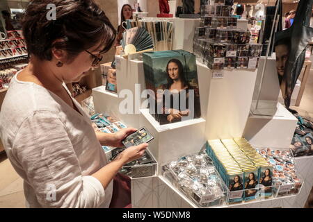 Gioconda di Leonardo presso il negozio di articoli da regalo , il museo del Louvre Foto Stock