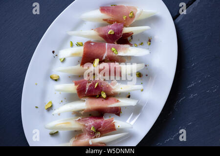 Ancora in vita di jamon serrano con melone giallo Foto Stock