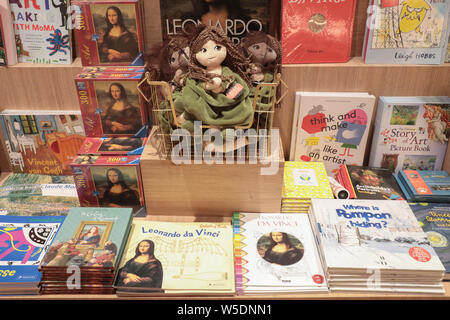Gioconda di Leonardo presso il negozio di articoli da regalo , il museo del Louvre Foto Stock