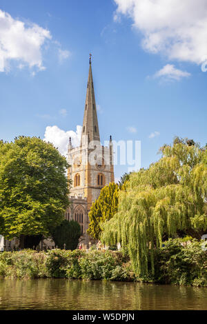 Chiesa della Santa Trinità vista attraverso il fiume Avon nella città di Stratford Upon Avon nel Warwickshire, la chiesa dove William Shakespeare fu battezzato, Foto Stock