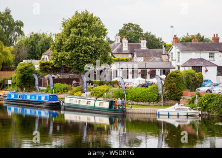 Narrowboats sul fiume Avon come passa attraverso Bidford on Avon Warwickshire Inghilterra Foto Stock