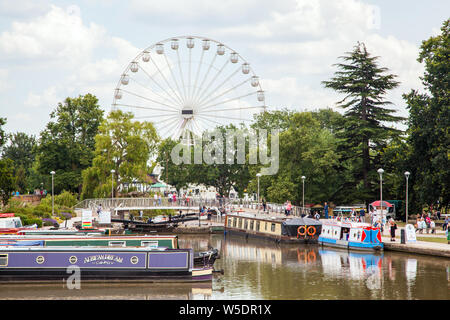 Narrowboast sul fiume Avon dopo aver lasciato la Stratford upon Avon canal nella città di Stratford upon Avon Warwickshire Inghilterra Foto Stock