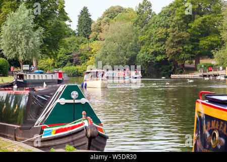 Narrowboats ormeggiato sul fiume Avon nella città di Stratford upon Avon Warwickshire Foto Stock