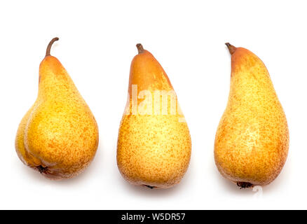Tre gialli pere isolati su sfondo bianco - vista dall'alto. Fila di materie succosa frutta pere Foto Stock