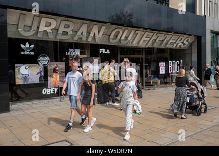 I pedoni a piedi da Urban Outfitters store su Princes Street, Edimburgo, Scozia, Regno Unito. Foto Stock