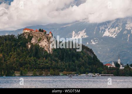 Vista ravvicinata del castello di Bled, la città di Bled, San Martino La chiesa parrocchiale, parchi e spiagge situate sulla riva del lago di Bled e circondato da fo Foto Stock