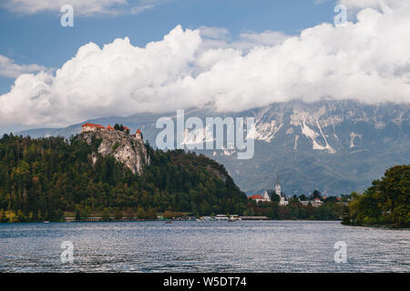 Vista ravvicinata del castello di Bled, la città di Bled, San Martino La chiesa parrocchiale, parchi e spiagge situate sulla riva del lago di Bled e circondato da fo Foto Stock