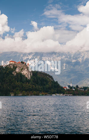 Vista ravvicinata del castello di Bled, la città di Bled, San Martino La chiesa parrocchiale, parchi e spiagge situate sulla riva del lago di Bled e circondato da fo Foto Stock