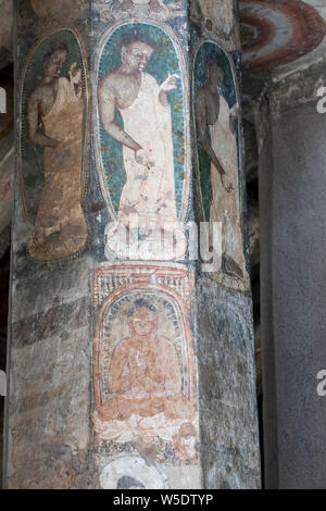 India Maharashtra, Ajanta, grotte di Ajanta. Cave 10, la più antica Hinyana Chaitya (cattedrale) risalente al 200 A.C. Vista interna di alcuni dei suoi famosi India Foto Stock