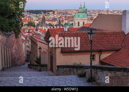 Passi conducono da il Castello di Praga verso il basso per il quartiere di Lesser con Pananorma vista sopra la città vecchia di Praga nella sera,Charles Bridge Foto Stock