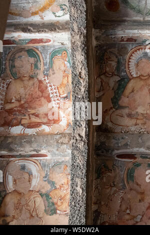 India Maharashtra, Ajanta, grotte di Ajanta. Cave 10, la più antica Hinyana Chaitya (cattedrale) risalente al 200 A.C. Vista interna di alcuni dei suoi famosi India Foto Stock