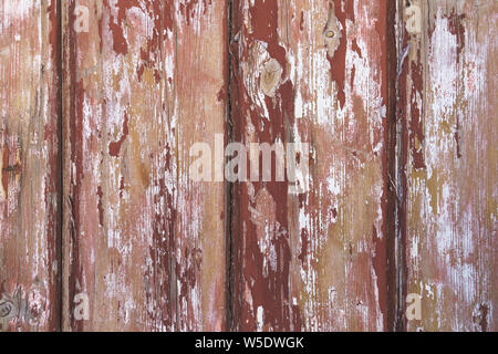 Weathered tavole di legno con esfoliate marrone rossiccio e la vernice e la grana di legno che brilla attraverso, shabby look (close-up, paesaggio formato orizzontale) Foto Stock