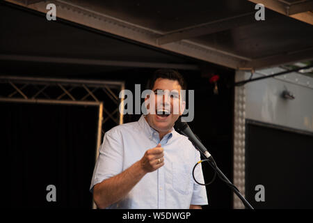 Londra, Regno Unito. Il 25 luglio 2019. Membro del Parlamento Richard Burgon MP parla sulla piattaforma per i sostenitori di Jeremy Corbyn al partito laburista rally del regno unito sulla piazza del Parlamento nella preparazione di un'elezione. Credito: Joe Kuis / Alamy News Foto Stock