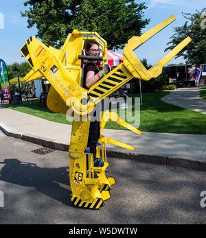 Dearborn, Michigan, Stati Uniti d'America. 28 Luglio, 2019. Un caricatore di alimentazione dal film, 'Alien, ' passeggiate midway durante la decima edizione della Maker Faire Detroit presso la Henry Ford Museum of American innovazione. Maker Faire è un raduno di appassionati di tecnologia, tinkerers, ingegneri e scienza i membri del club che si riuniscono per mostrare e condividere le proprie conoscenze in merito a ciò che hanno fatto. Credito: Brian Cahn/ZUMA filo/Alamy Live News Foto Stock