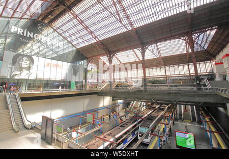 La gente viaggia Principe Pio stazione ferroviaria Madrid Spagna Foto Stock