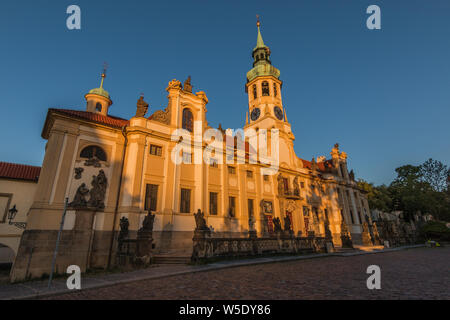 Chiesa dei Cappuccini Loreta da Hradcany piazza vicino al Castello di Praga. Vista dello storico edificio barocco complesso nella capitale ceca da sinistra ho Foto Stock