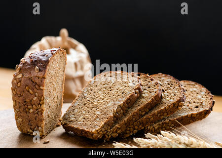 Pane a fette di pane di segale con semi, copia spazio per il testo Foto Stock