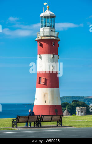 Smeatons Tower faro sul lungomare a Plymouth Hoe sulla costa sud di Devon, Inghilterra. Regno Unito. Foto Stock